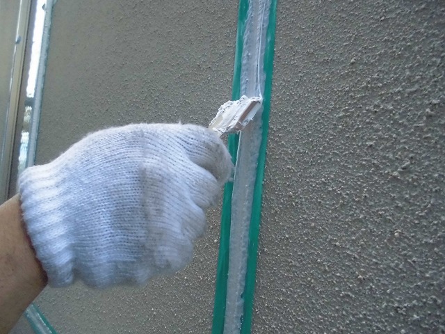 専用のへらでシーリング材を均す